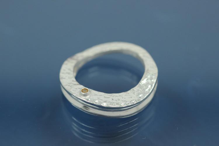 Colliermittelteil 925/- Silber mit gelben natural Brillant vollschliff, 0,02 ct gefasst, Fläche beide Seiten gehämmert ca Maße AØ 20,5 IØ 14,5mm Bohrung Ø2,2mm Stärke 4,5 im Verlauf 1,3mm