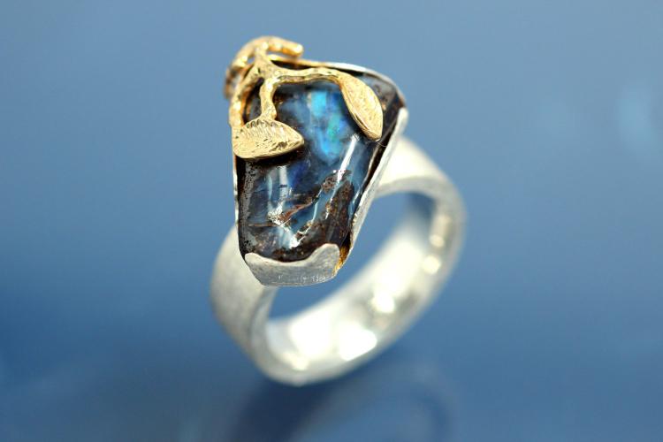 Ring Einzelanfertigung mit Boulder Opal (ca.13,7ct), 925/- Silber mit Teilvergoldung und Steiners Spezialoberflächenmuster,