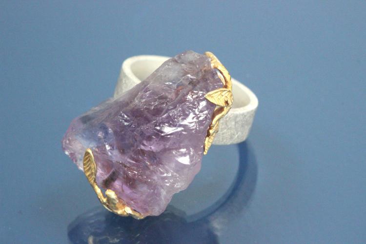 Ring Einzelanfertigung mit natur Amethystnugget, 925/- Silber mit Teilvergoldung und Steiners Spezialoberflächenmuster,,