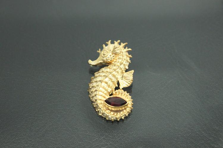 aLEm Pendant Seahorse with Garnetnavett  925/- Silver