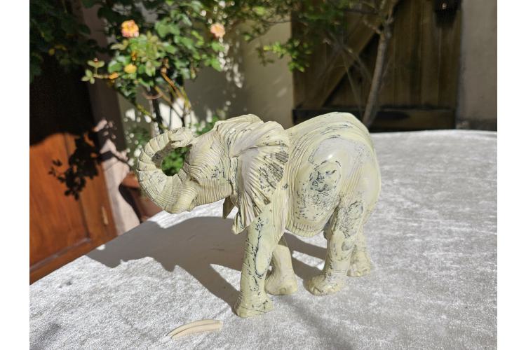 Elefant aus Butterjade 19cm hoch