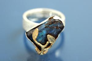 Ring Einzelanfertigung mit Boulder Opal (ca.13,7ct), 925/- Silber mit Teilvergoldung und Steiners Spezialoberflächenmuster,