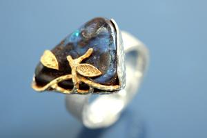Ring Einzelanfertigung mit Boulder Opal (ca.13,9ct), 925/- Silber mit Teilvergoldung und Steiners Spezialoberflächenmuster,