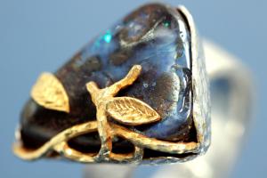 Ring Einzelanfertigung mit Boulder Opal (ca.13,9ct), 925/- Silber mit Teilvergoldung und Steiners Spezialoberflächenmuster,