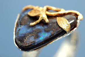 Ring Einzelanfertigung mit Boulder Opal (ca.13,9ct), 925/- Silber mit Teilvergoldung und Steiners Spezialoberflächenmuster,