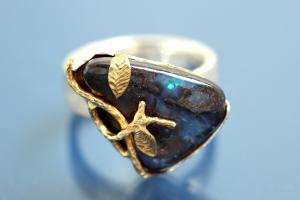 Ring Einzelanfertigung mit Boulder Opal (ca.13,9ct), 925/- Silber mit Teilvergoldung und Steiners Spezialoberflächenmuster,