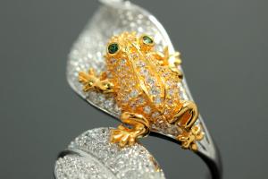 aLEm Ring Golden Poison Frog 925/- Silver rhodium plated / partially gold plated, with white/green Cubic Zirconia