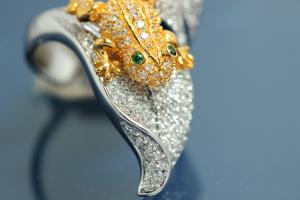 aLEm Ring Golden Poison Frog 925/- Silver rhodium plated / partially gold plated, with white/green Cubic Zirconia